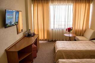 Отель Hotel Kuban Солнечный Берег Стандартный двухместный номер с 2 отдельными кроватями (для 2 взрослых и 1 ребенка)-1